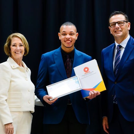 558480309647743_1207435834752184-1